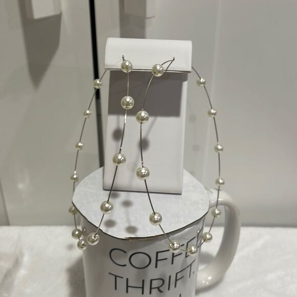 NWOT Wire hoop earring with faux pearls - Picture 1 of 4